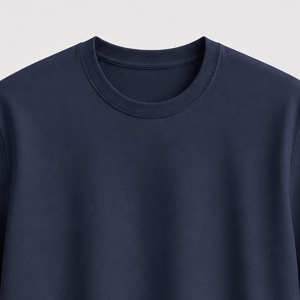Detalle del cuello de la camiseta HERON, color azul oscuro
