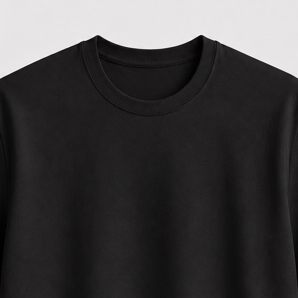 Detalle del cuello de la camiseta HERON, color negro